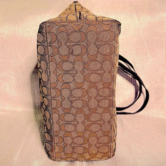 COACH SIGNATURE TAYLOR TOTE KHAKI/ BROWN HANDBAG. DAMADGED AT BOTTOM CORNERS. - Picture 4 of 11